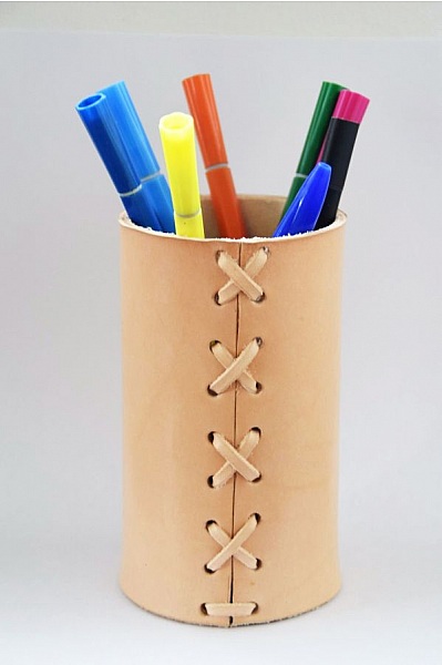 Porte-crayon artisanal en cuir tannage végétal avec lacets croisés.