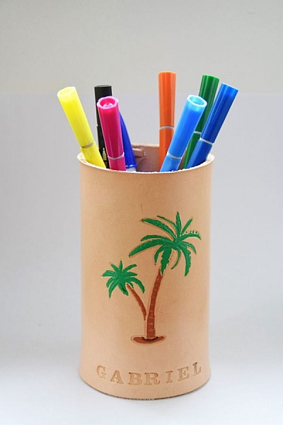 Porte-crayon en cuir personnalisé avec prénom et motif palmiers.