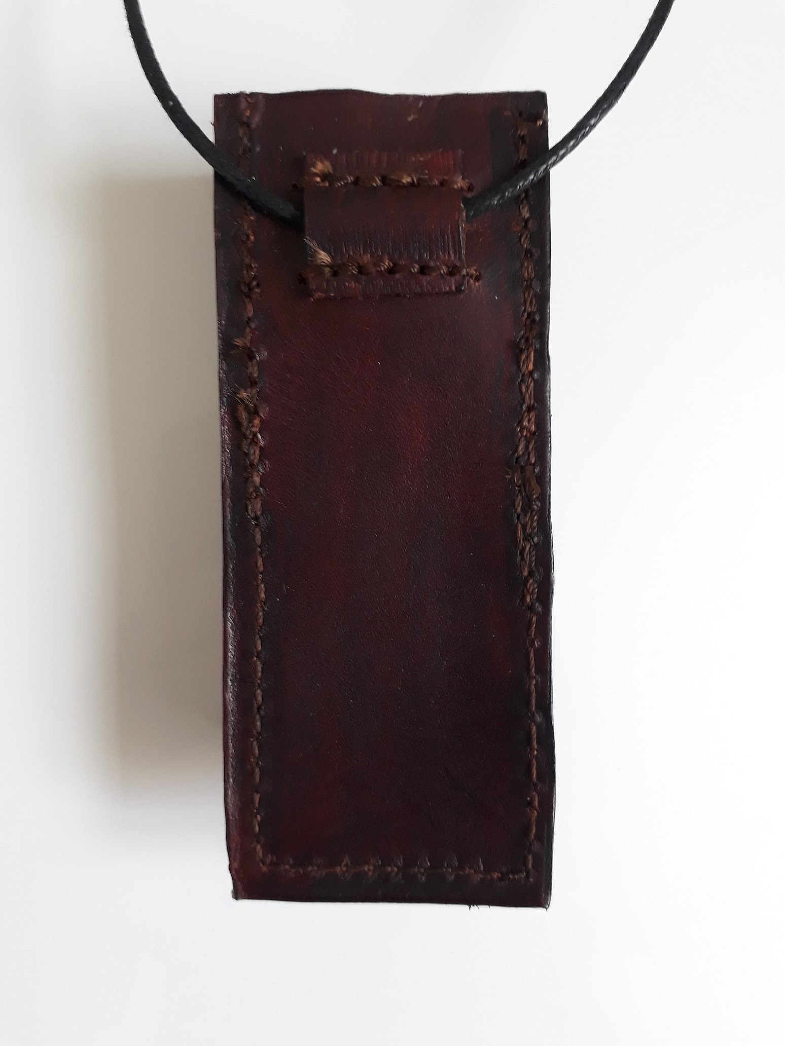 Étui en cuir pour cigarette électronique avec tour de cou.