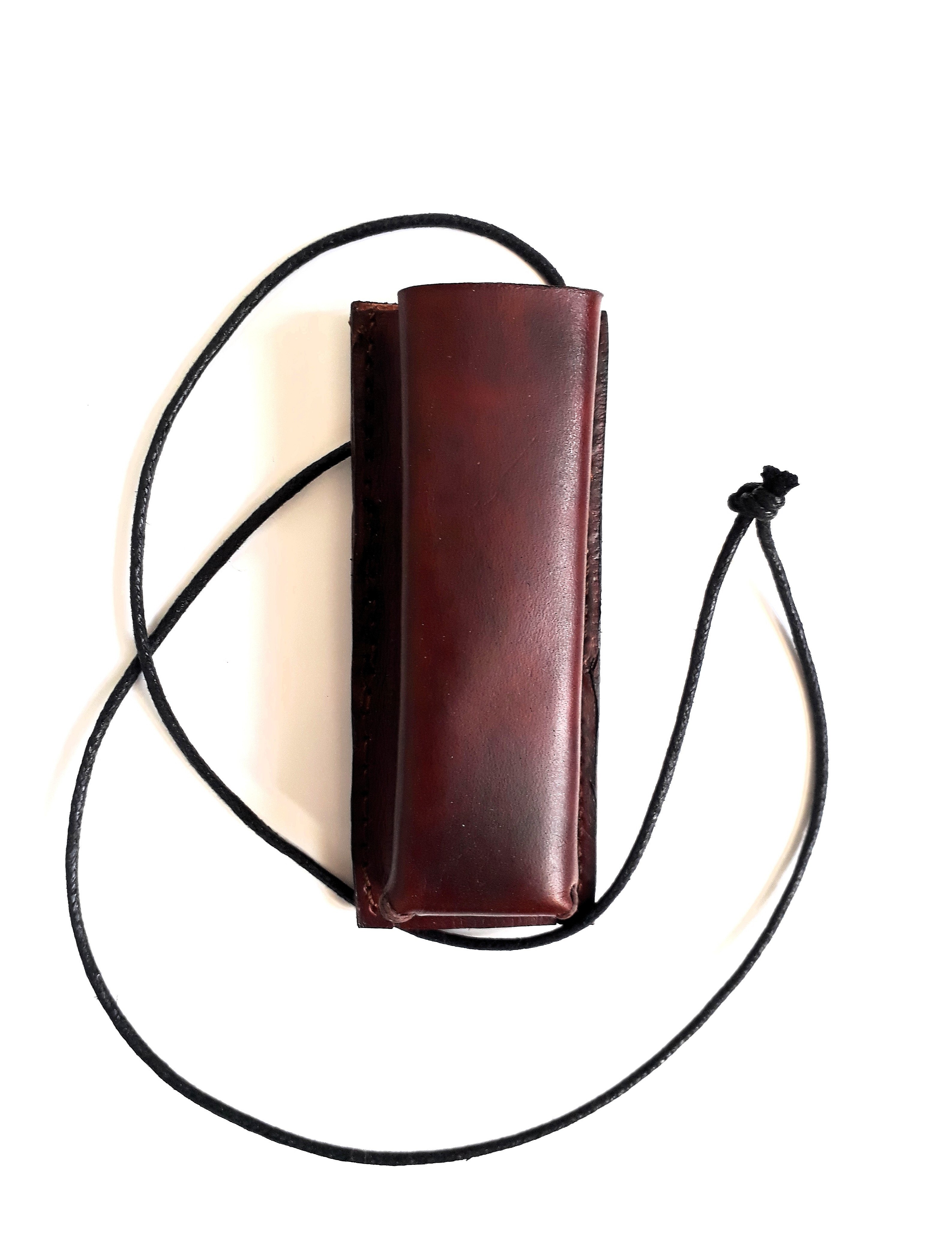 Étui en cuir pour cigarette électronique avec tour de cou.